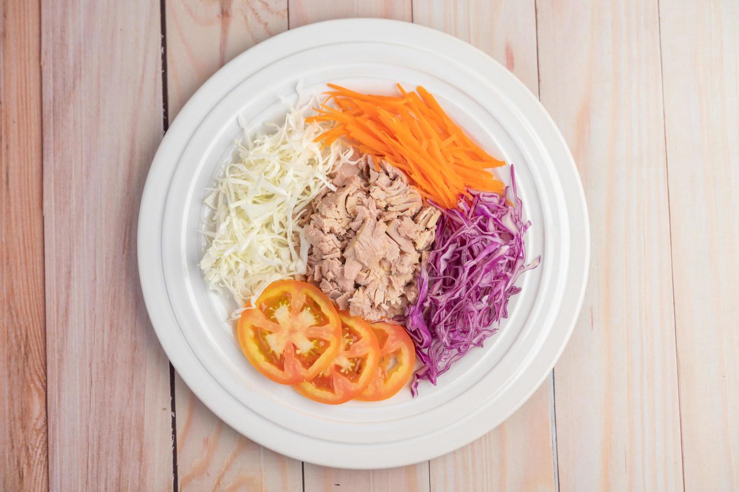 salada de atum com cenoura, tomate e repolho foto