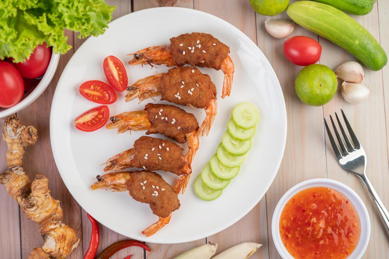 carne de porco embrulhada em camarão foto