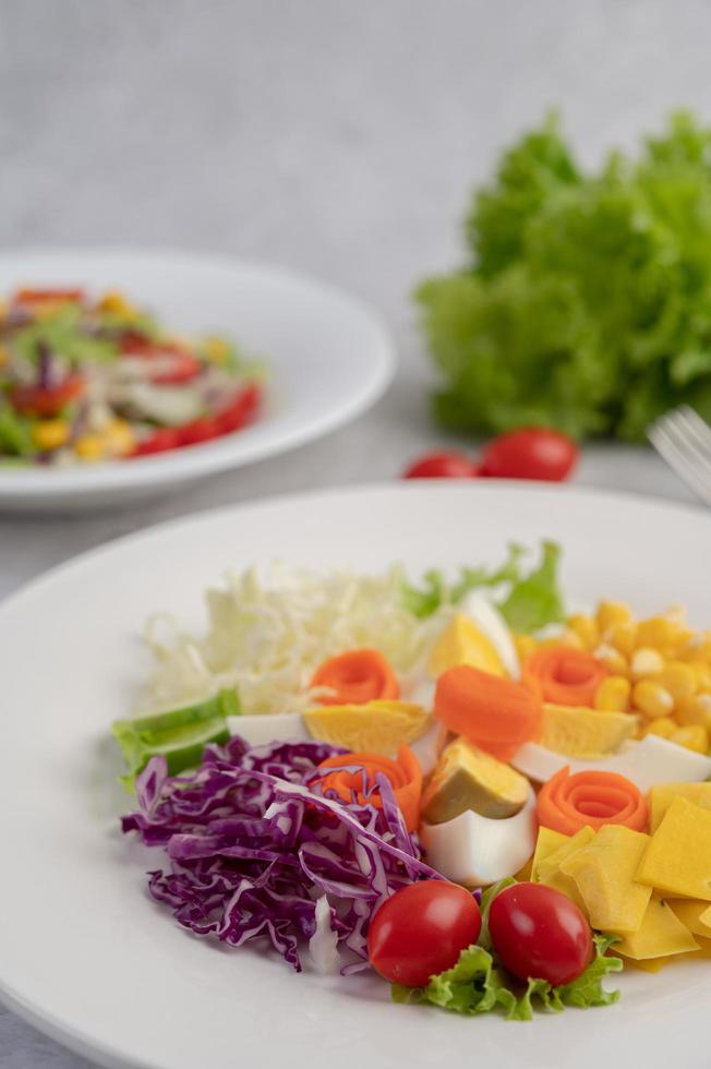 salada de legumes com ovos cozidos foto