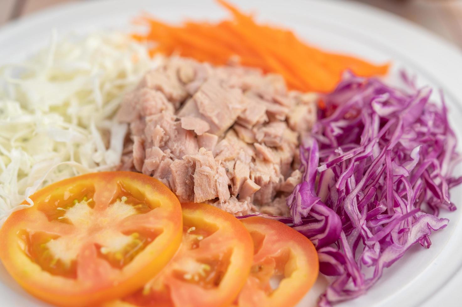 salada de atum com cenoura, tomate e repolho foto