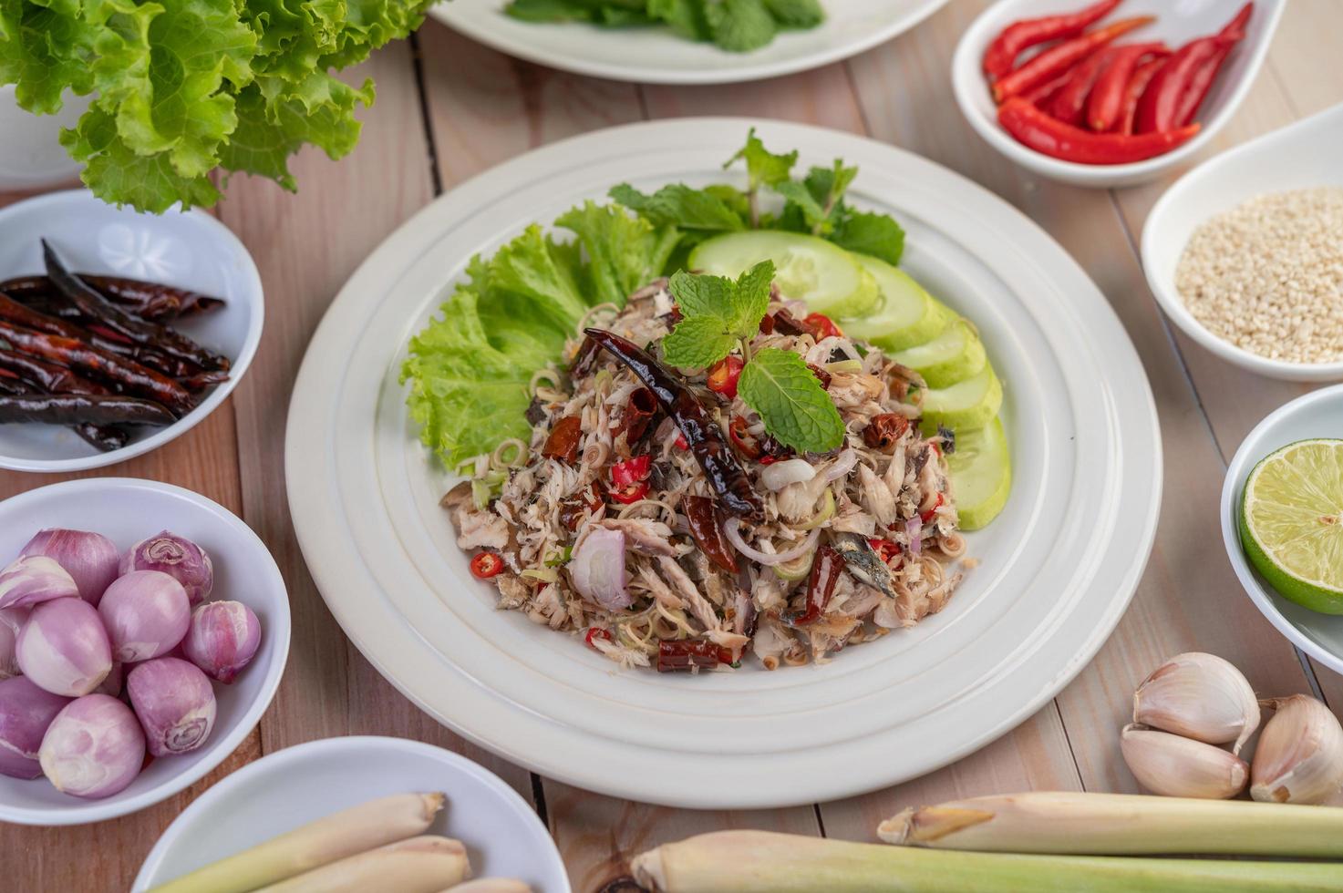 cavala frita coberta com pimenta e hortelã foto