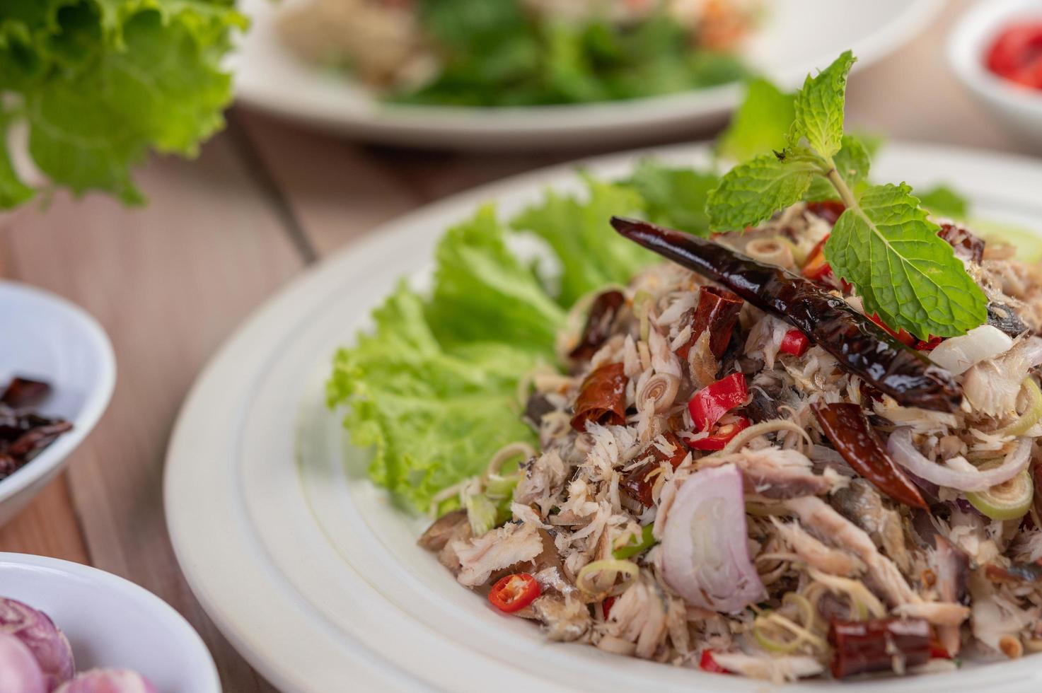 cavala frita coberta com pimenta e hortelã foto