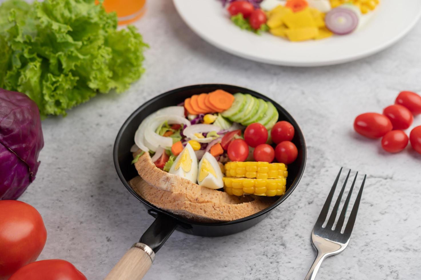 salada de legumes com pão e ovos cozidos foto