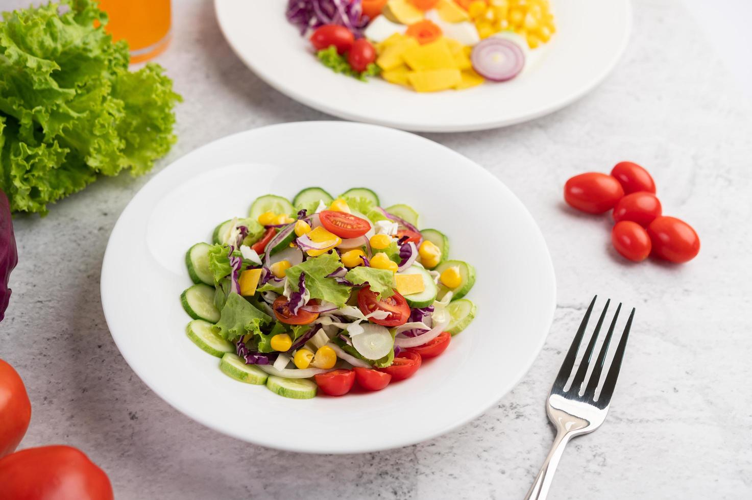 salada de legumes com ovos cozidos foto