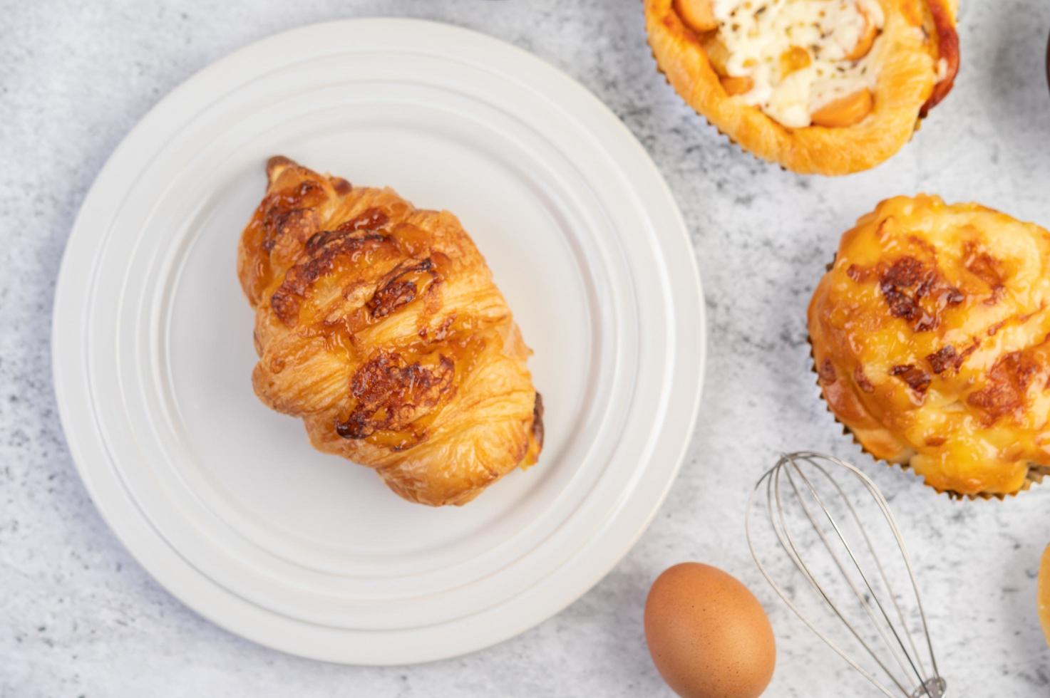 pão cozido com ingredientes foto