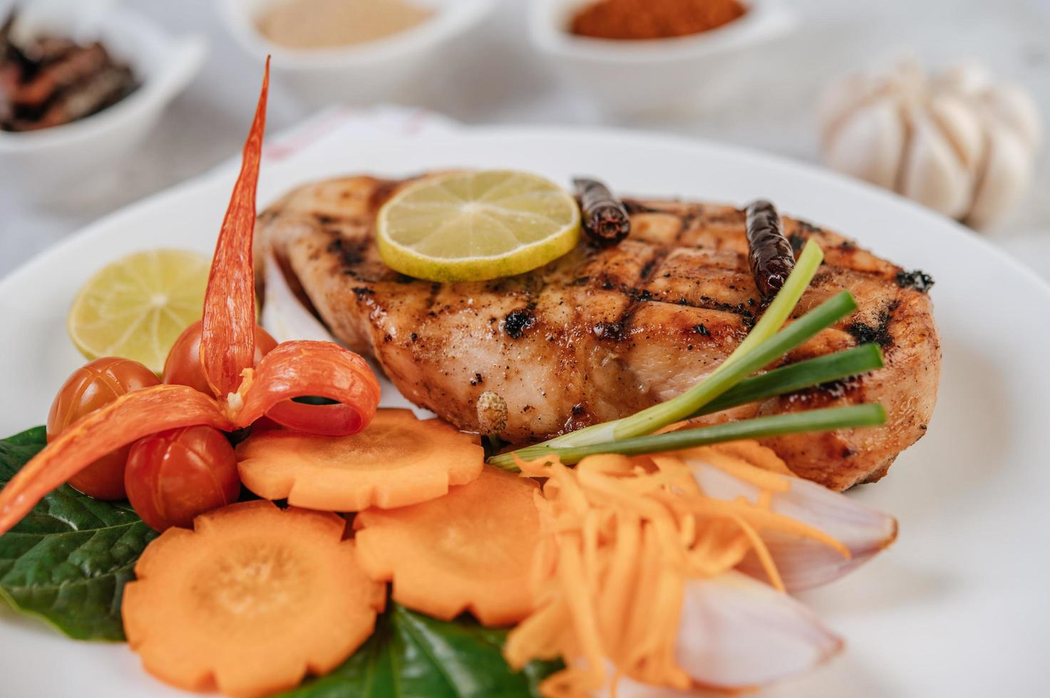 bife de frango com legumes foto