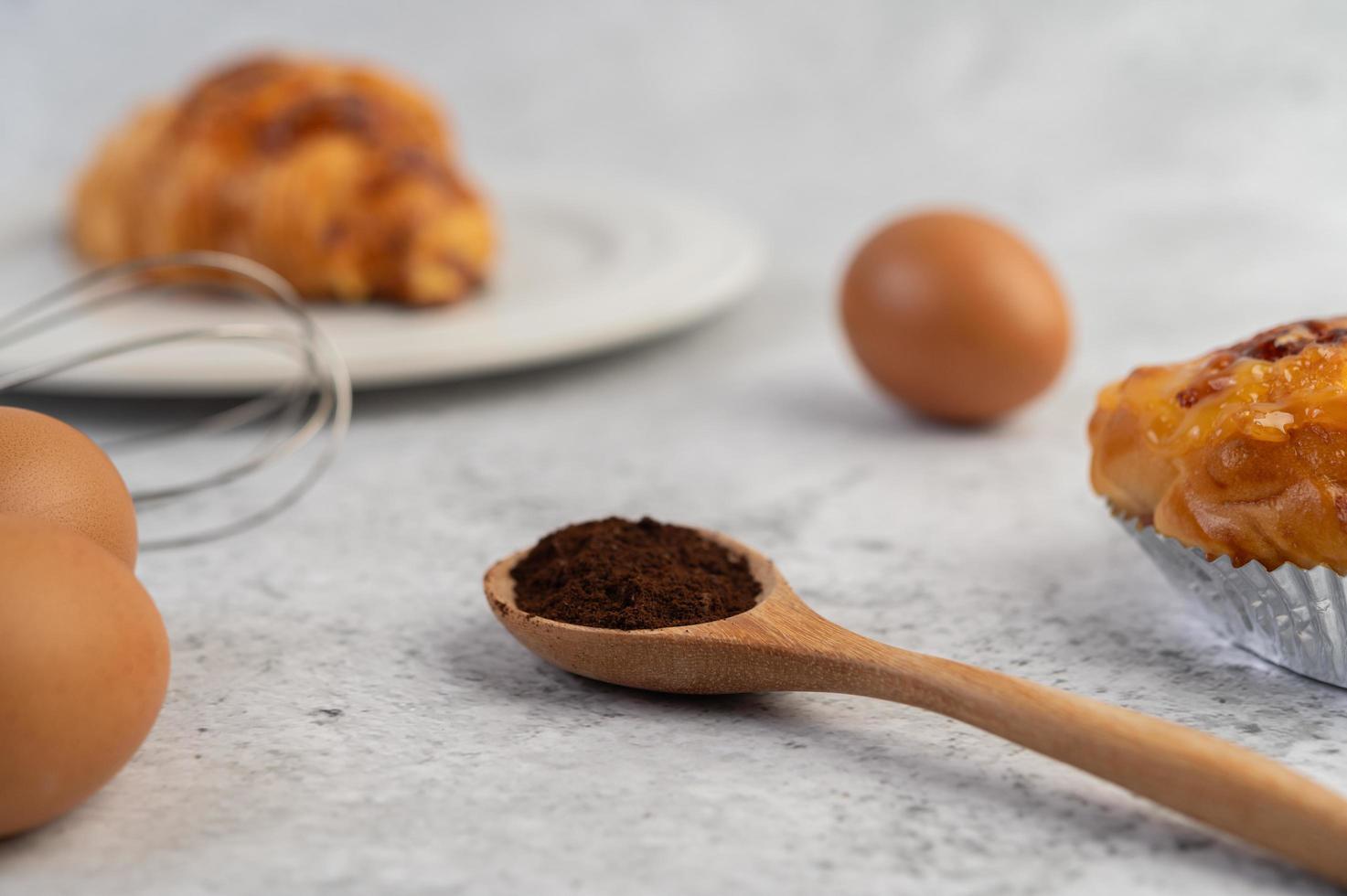 pão cozido com ingredientes foto