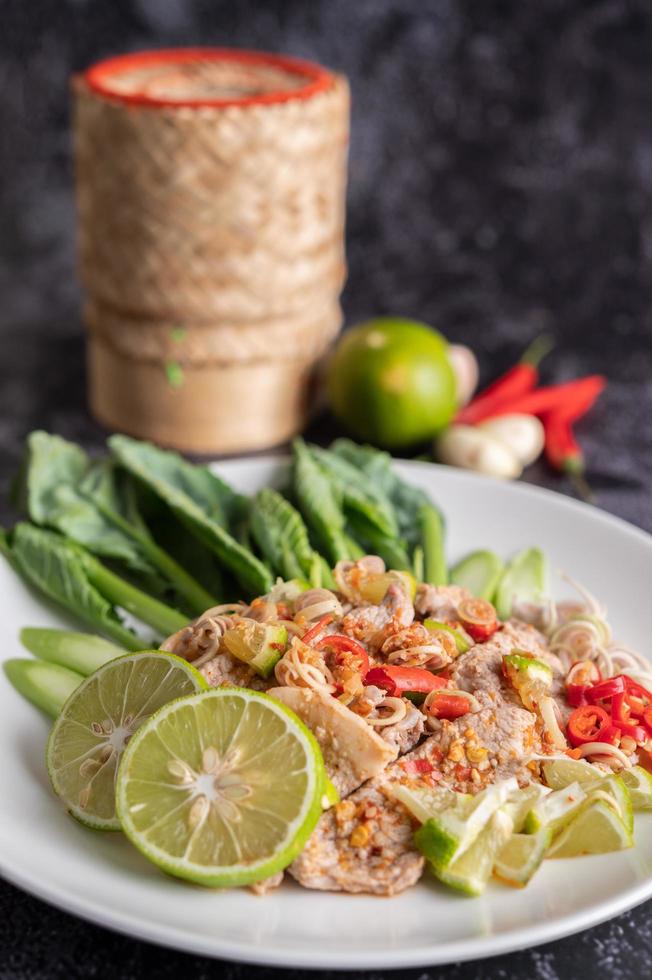 Salada de porco com limão picante com verduras e acompanha foto