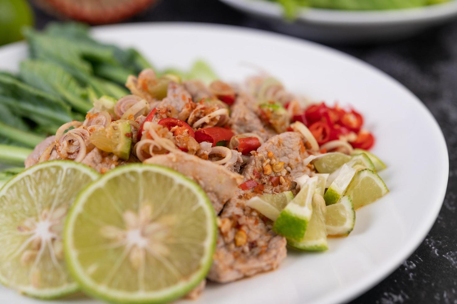 Salada de porco com limão picante com verduras e acompanha foto