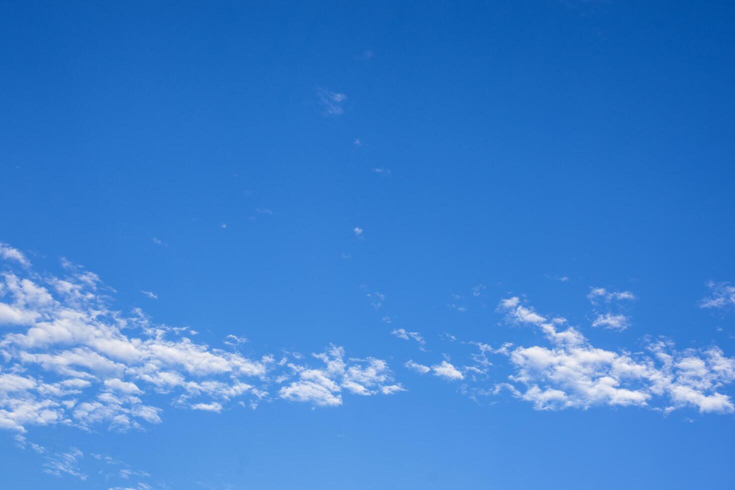 o céu e nuvens foto