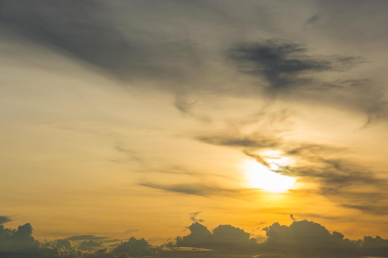 o céu ao pôr do sol foto