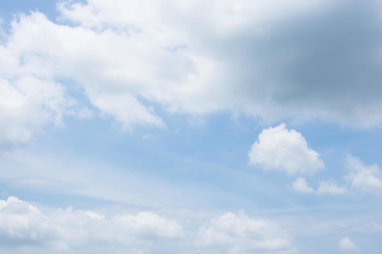 o céu e nuvens foto