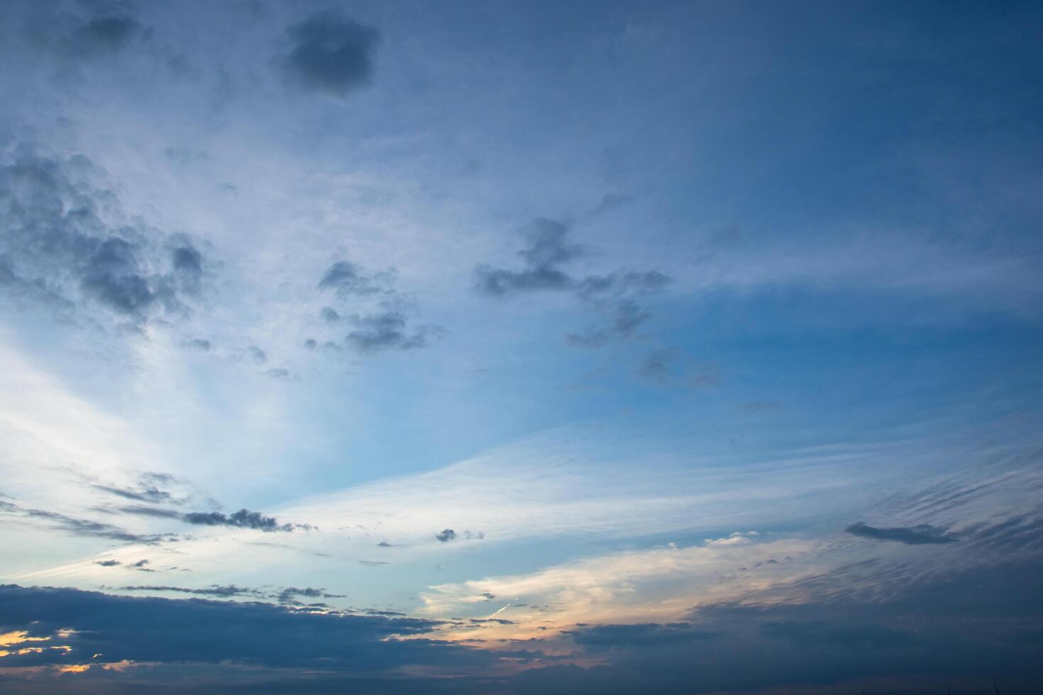 o céu ao pôr do sol foto