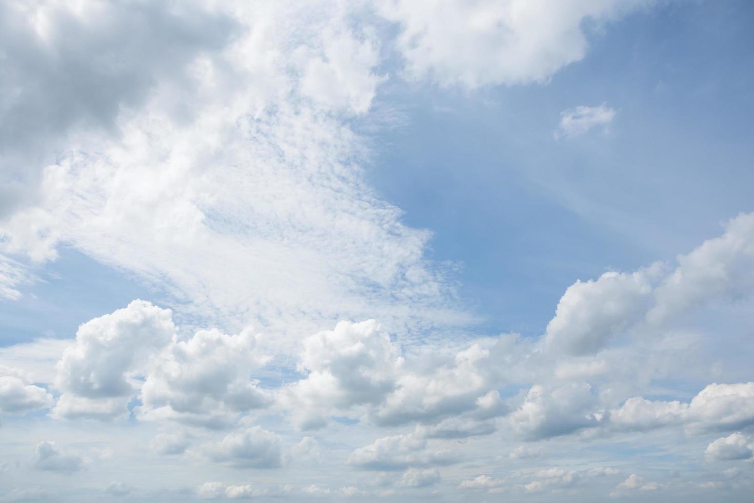 o céu e nuvens foto