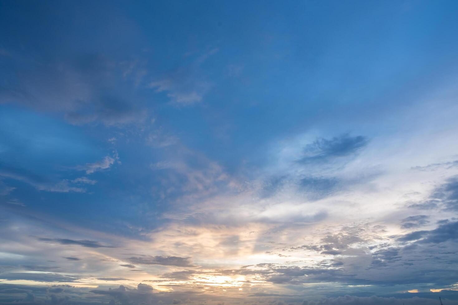 o céu e as nuvens ao pôr do sol foto