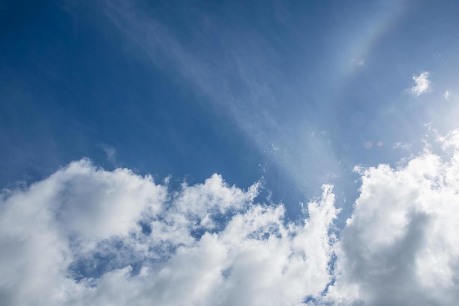 o céu e nuvens foto