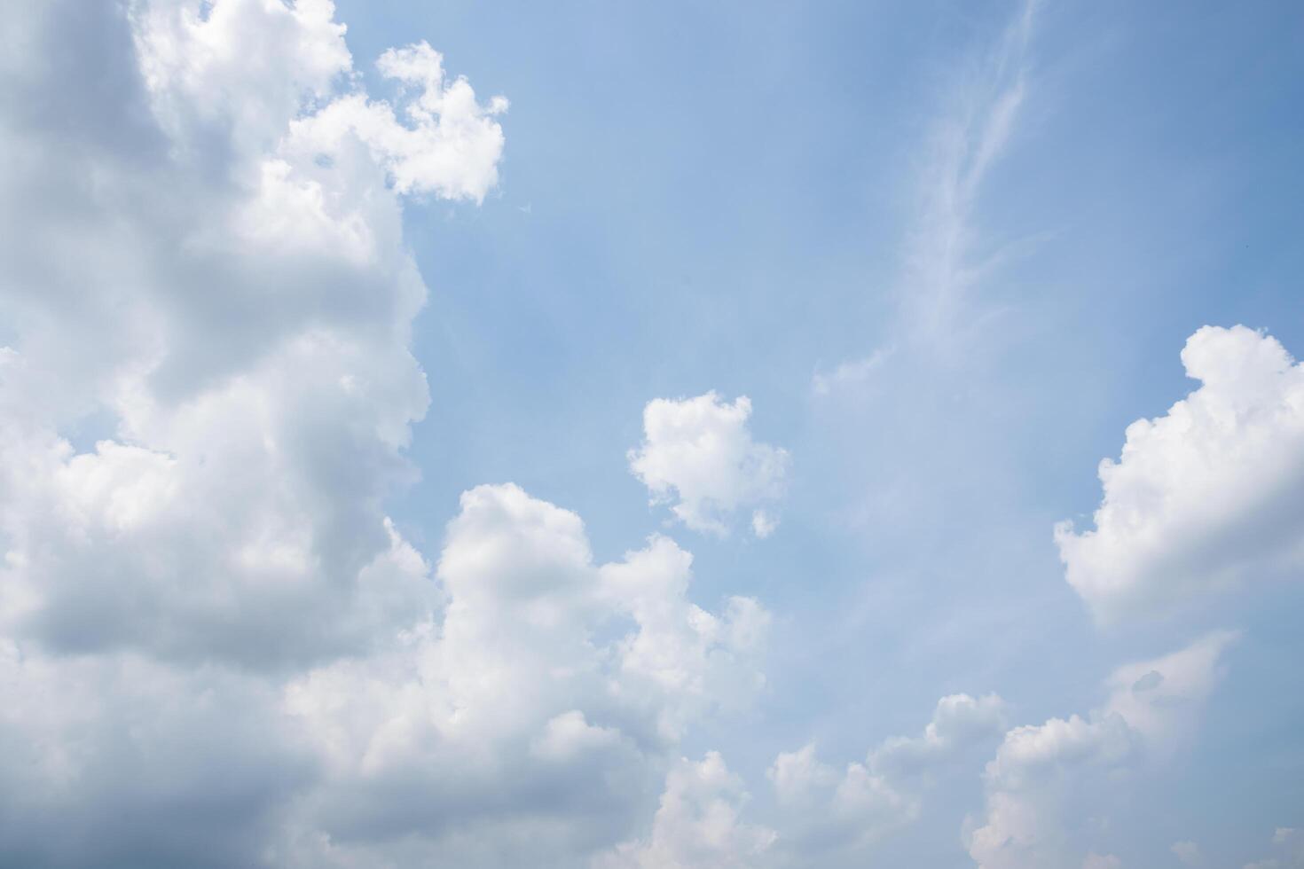 o céu e nuvens foto