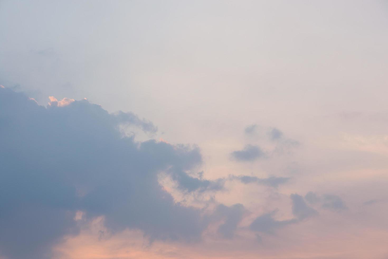 o céu e as nuvens ao pôr do sol foto