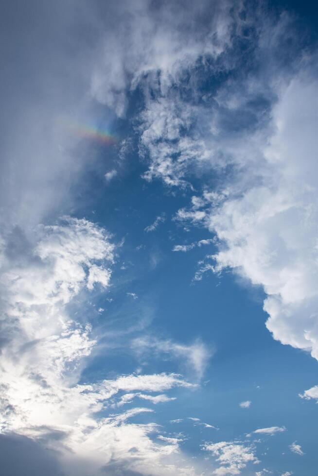 o céu e nuvens foto