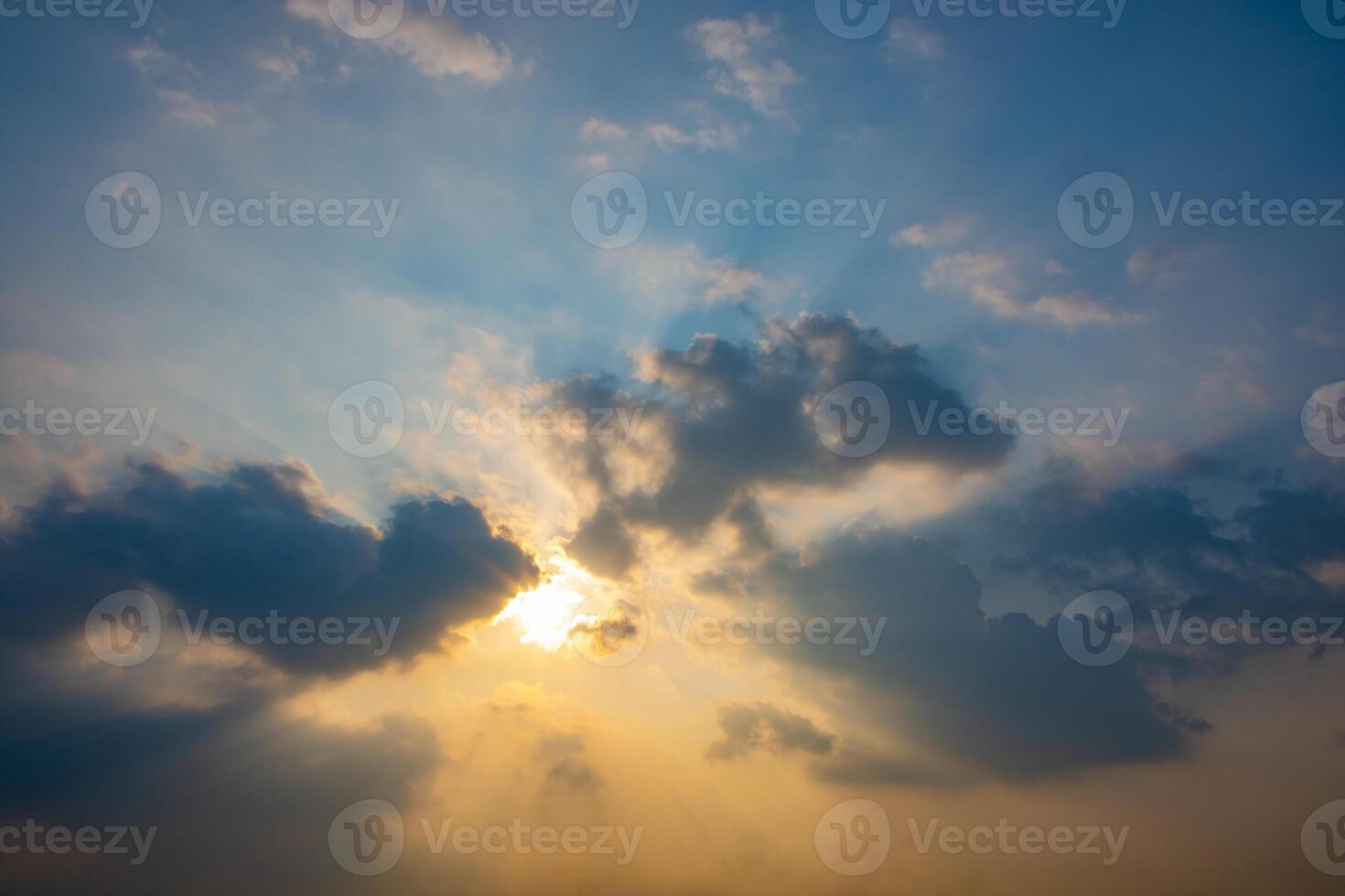 o céu ao pôr do sol foto