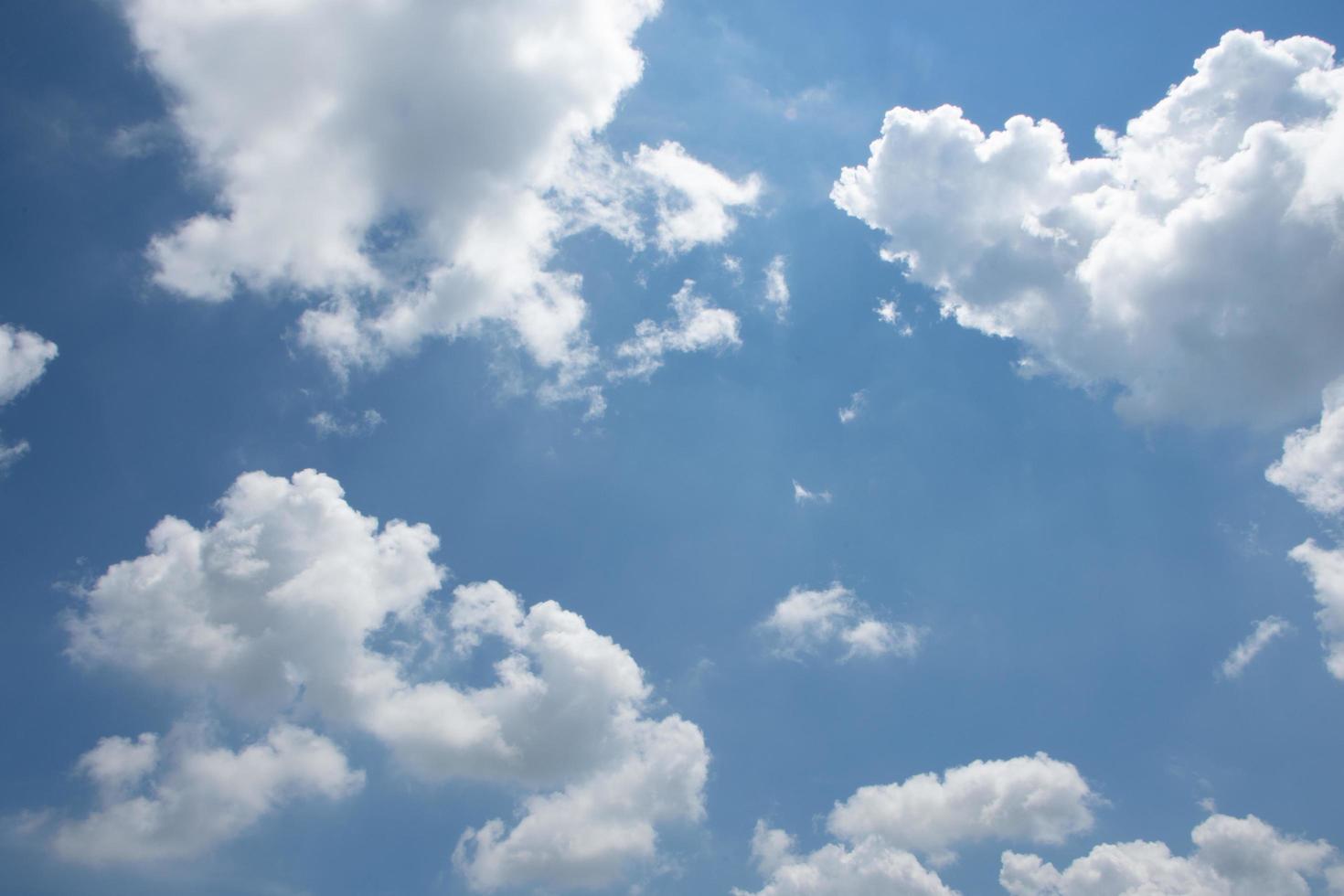 o céu e nuvens foto