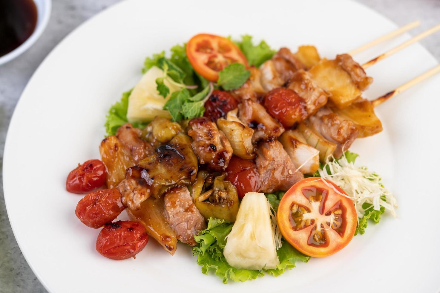 carne de churrasco com tomate e pimentão foto