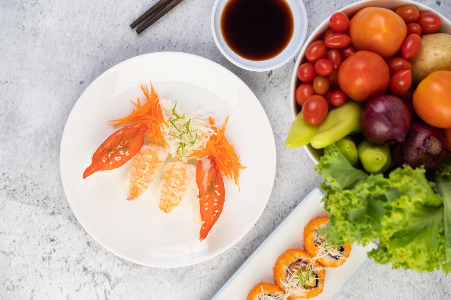 sushi banhado com molho e pauzinhos foto