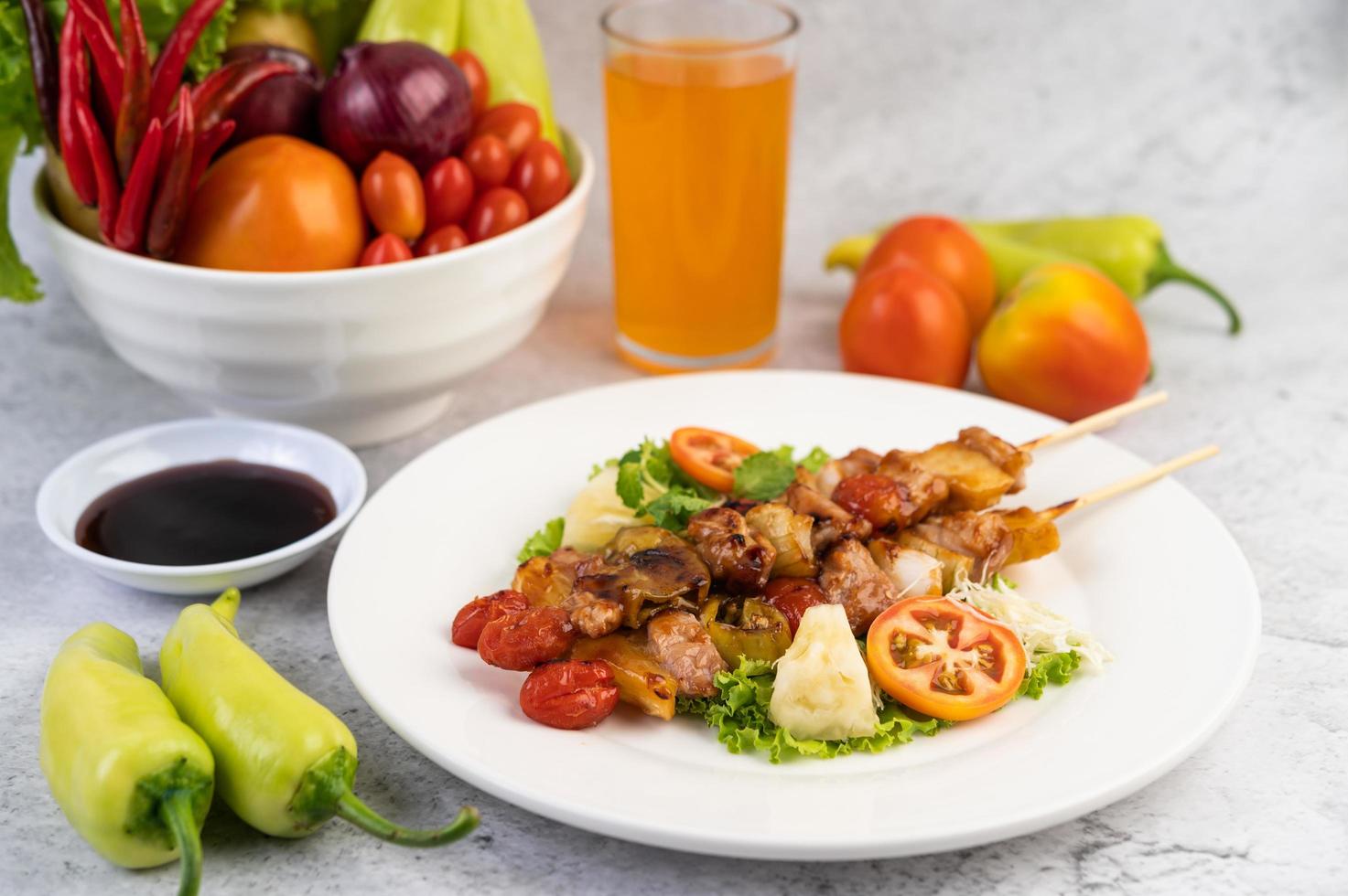 carne de churrasco com tomate e pimentão foto