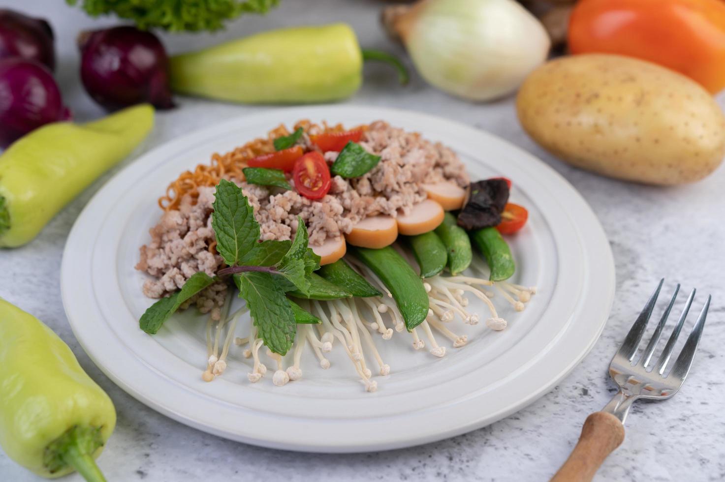 macarrão frito com vegetais misturados foto