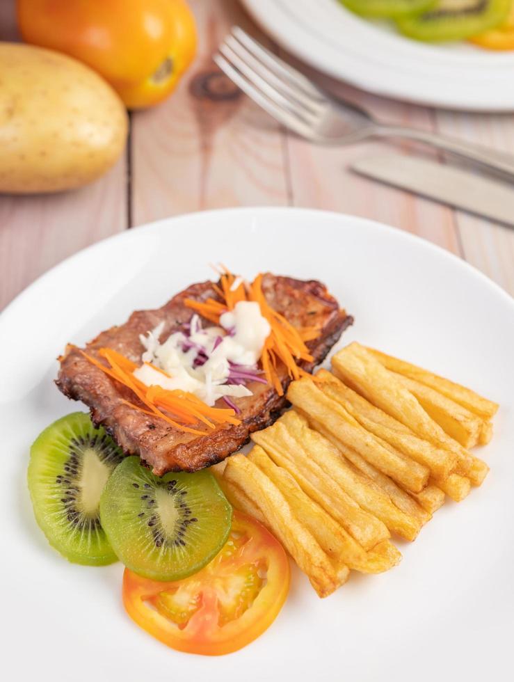 bife de peixe com batatas fritas e salada. foto