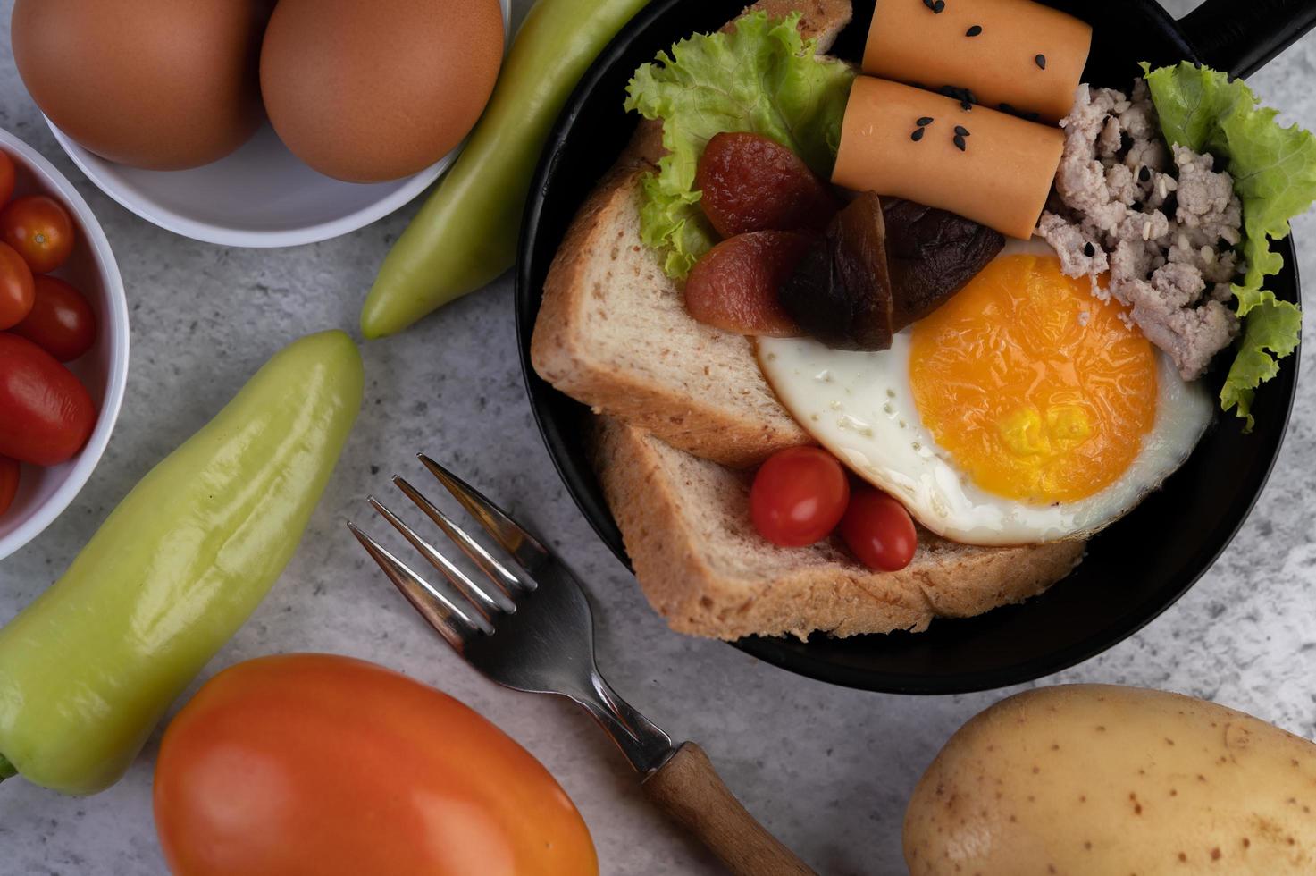 salada de legumes com pão e ovos cozidos foto