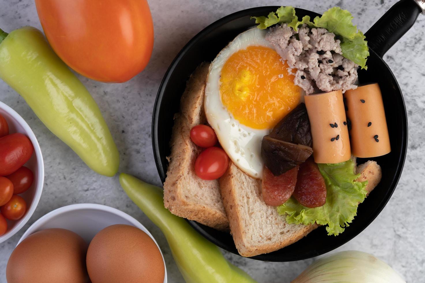 salada de legumes com pão e ovos cozidos foto