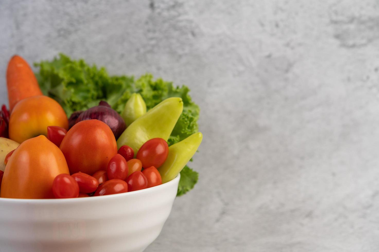 tomates, cebolas roxas, pimentões, cenouras e couve chinesa foto