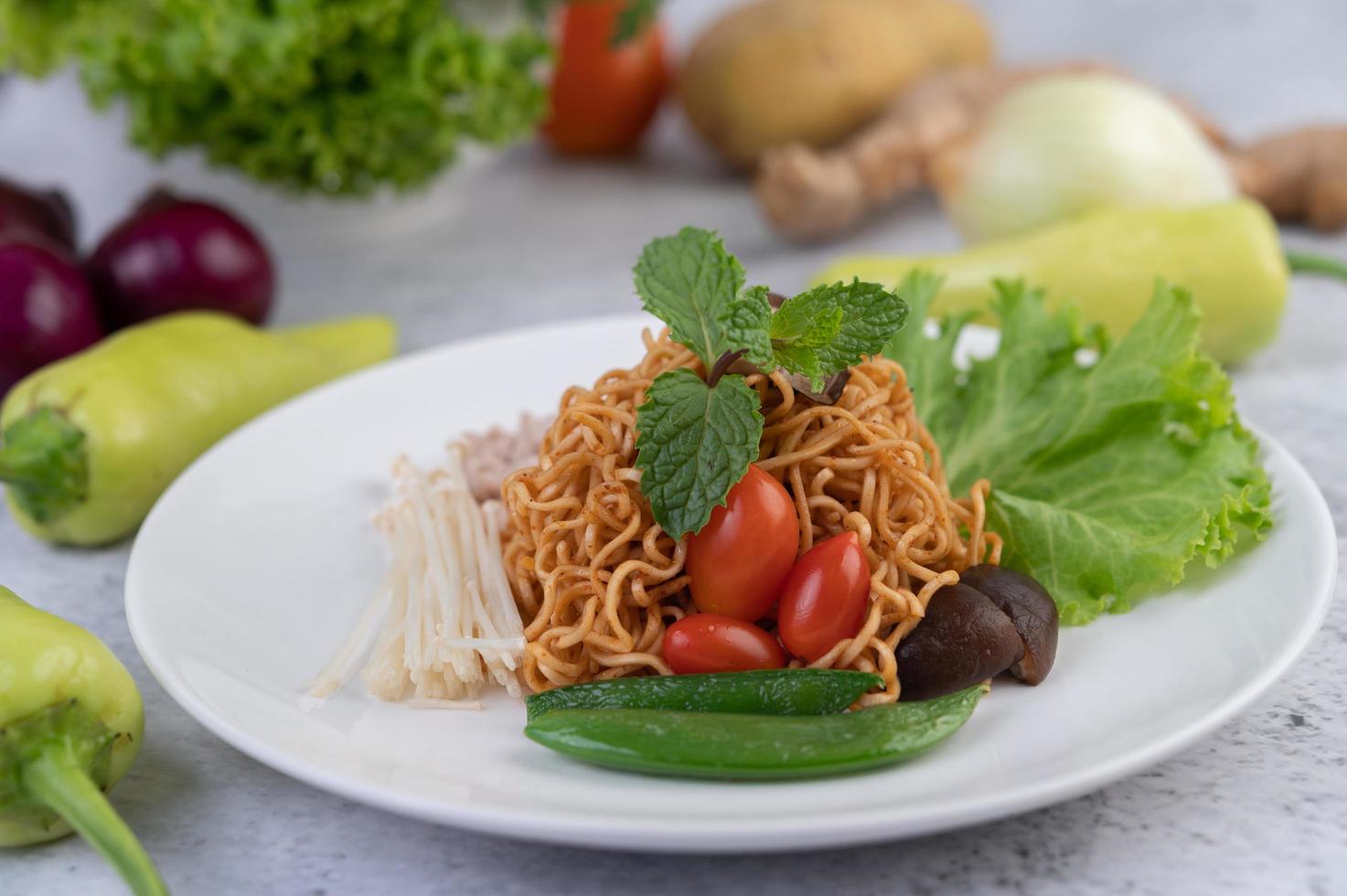 macarrão frito com vegetais misturados foto