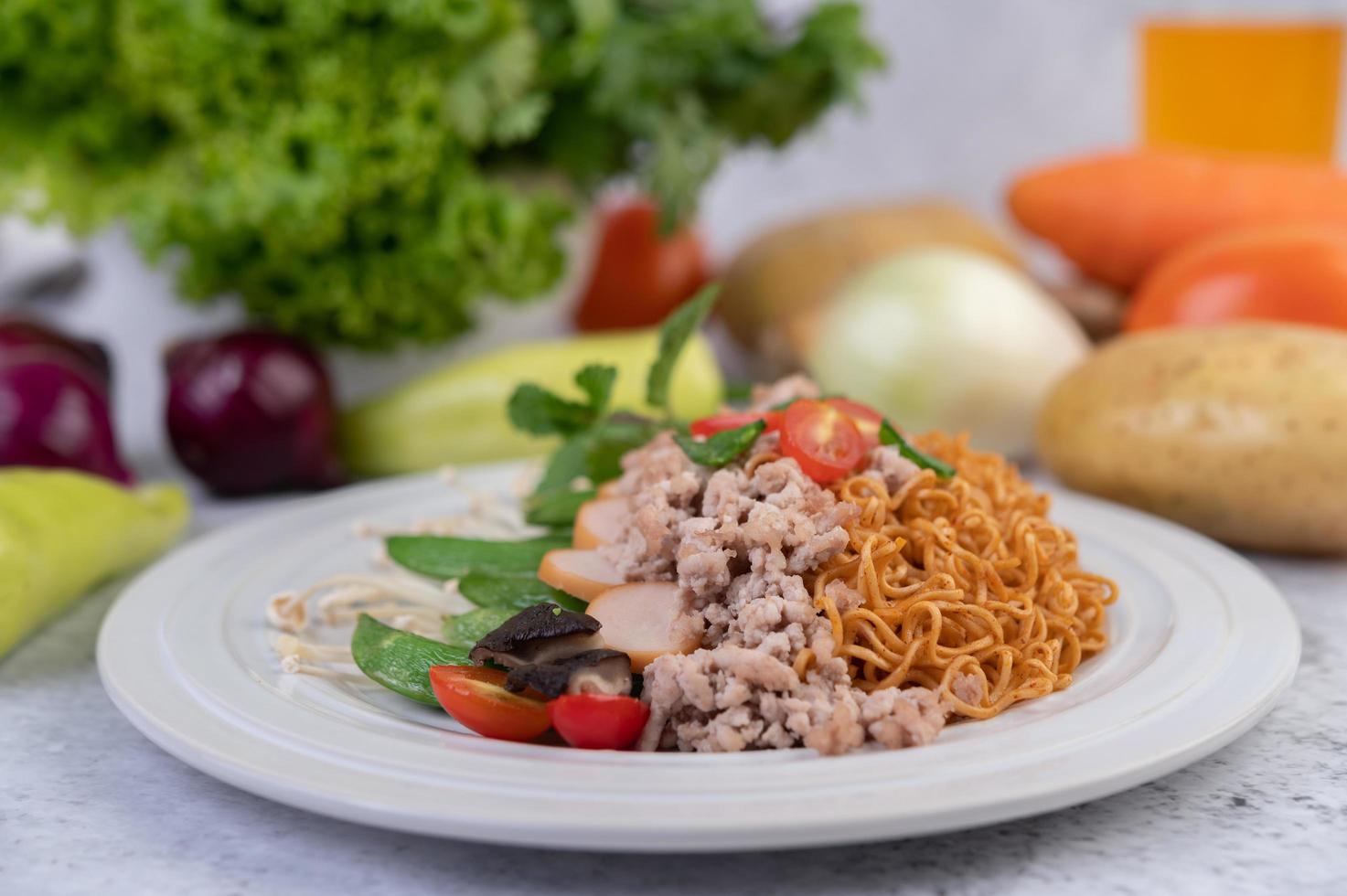 macarrão frito com vegetais misturados foto