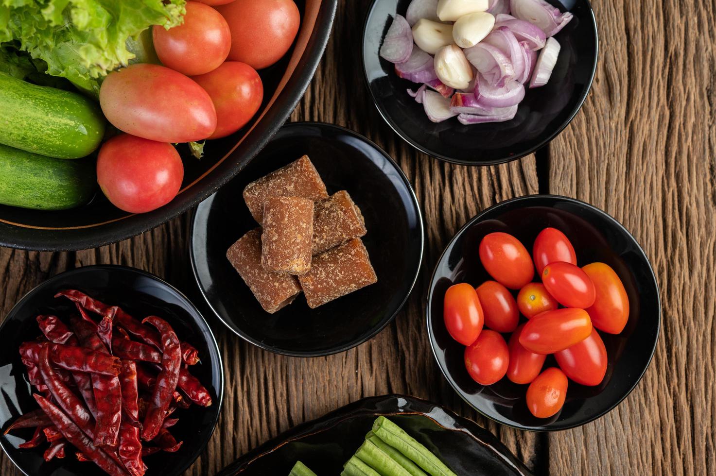 açúcar de palma, cebola roxa, pimentão seco, tomate, pepino, feijão e alface foto