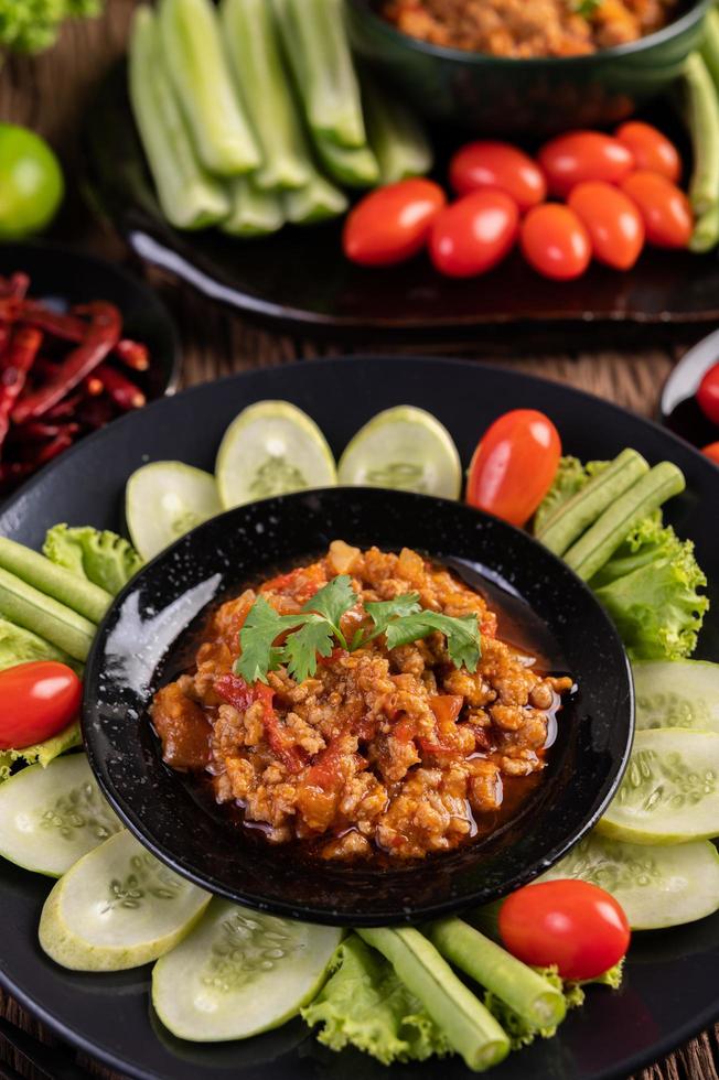 tigela de porco doce com pepino, feijão comprido e tomate foto