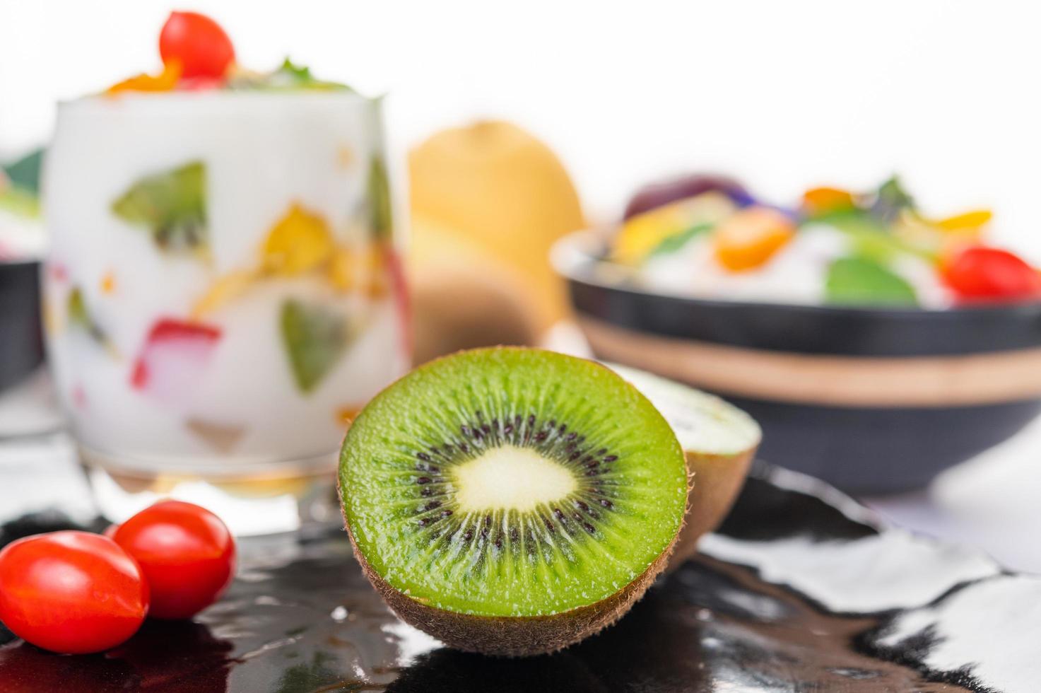 Smoothie de iogurte de frutas em vidro com kiwi de perto foto