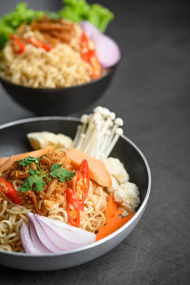 macarrão picante em uma frigideira foto