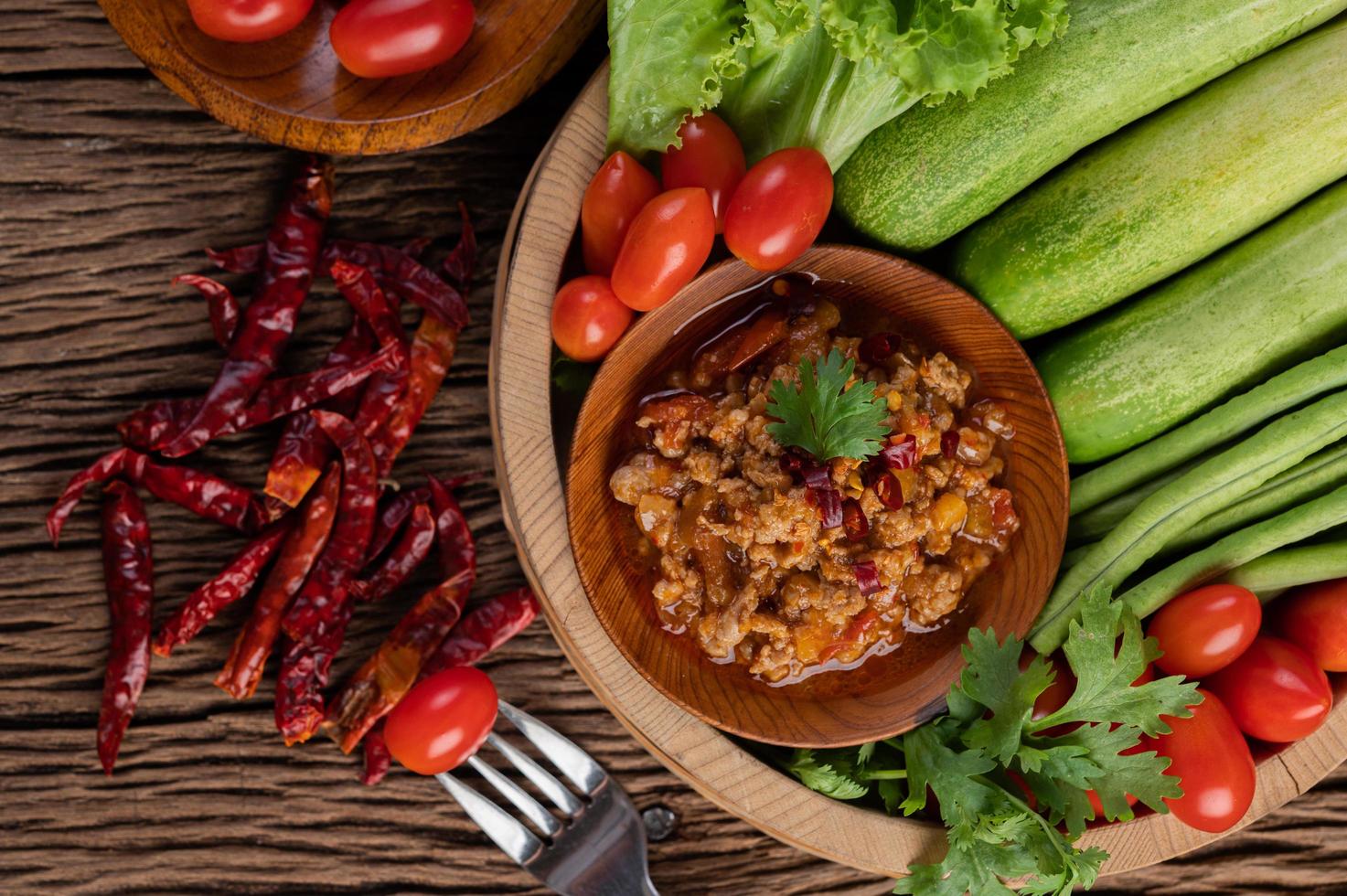 porco doce em uma tigela de madeira com ingredientes foto