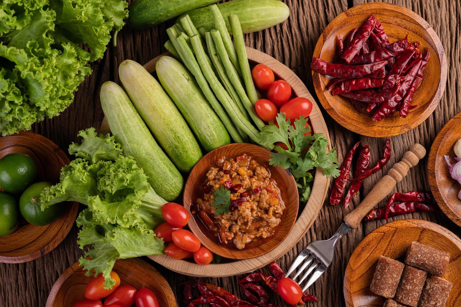 porco doce em uma tigela de madeira com ingredientes foto