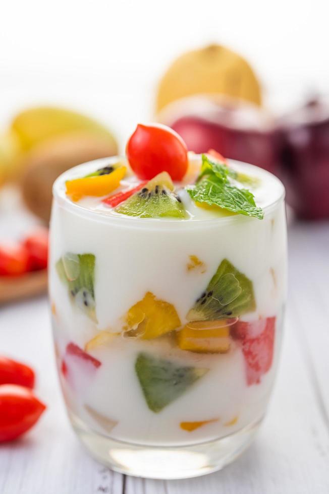 Smoothie de iogurte de frutas em copo transparente foto