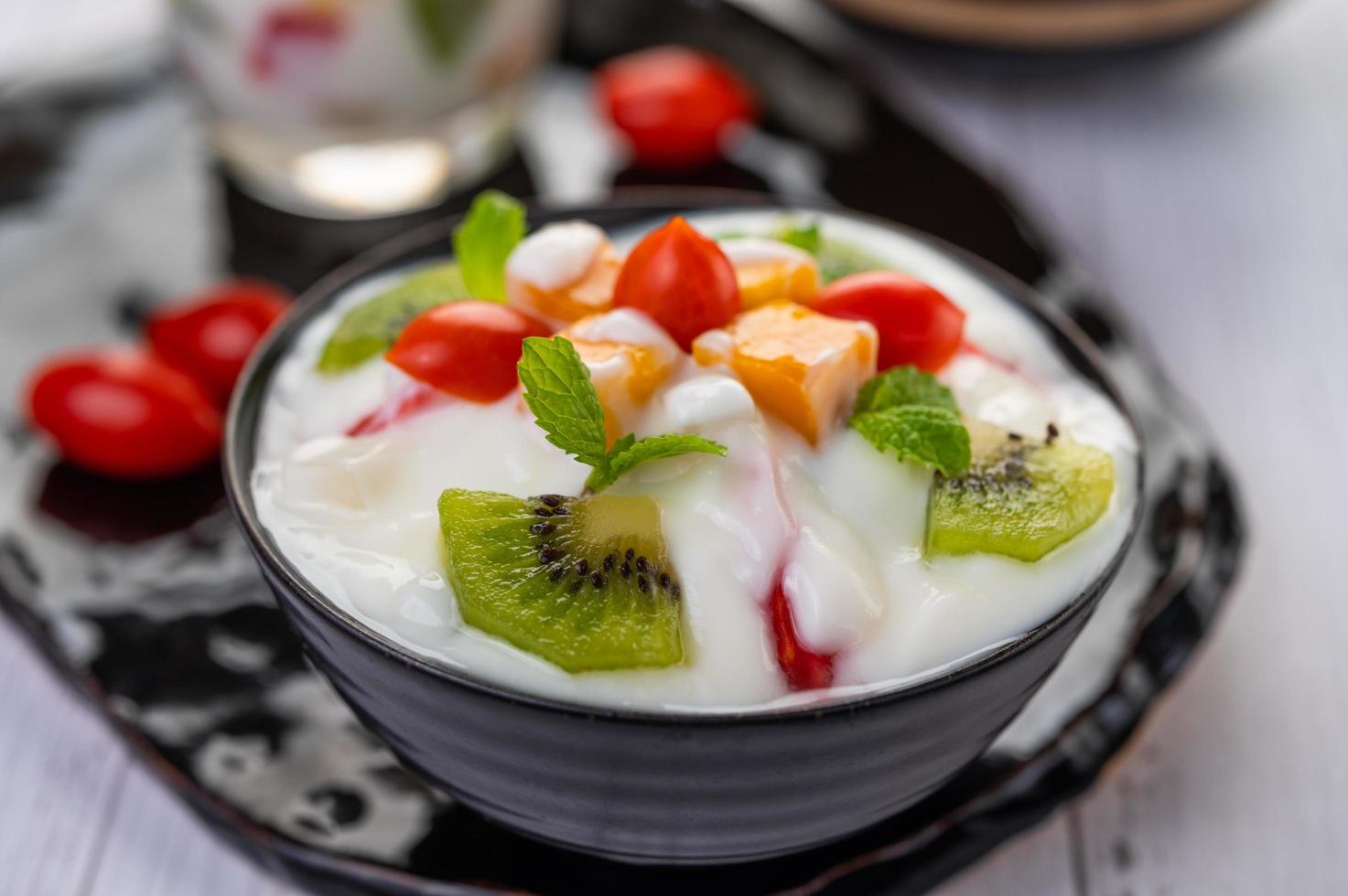 salada de frutas em uma tigela de iogurte foto