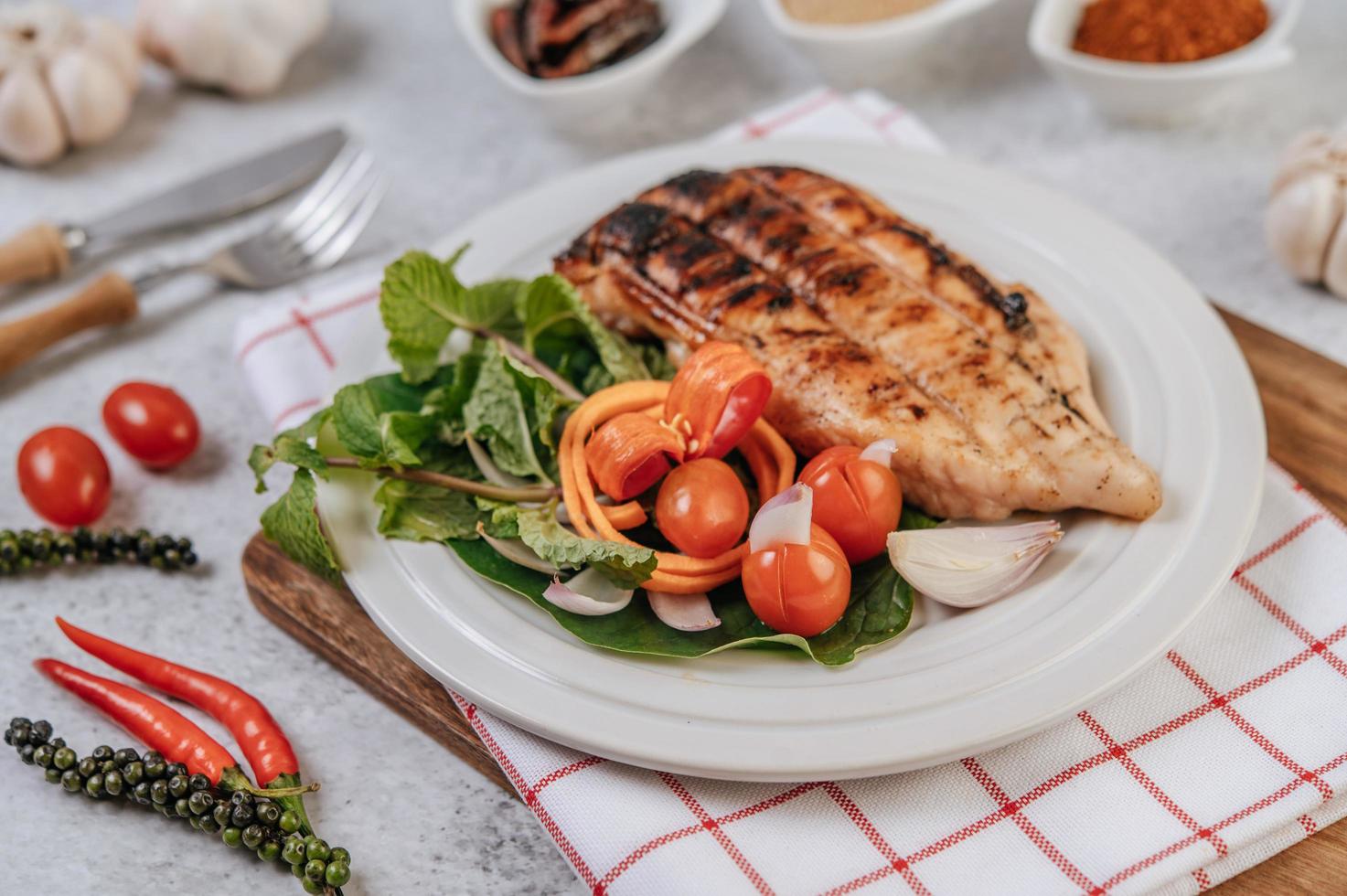 bife de frango com legumes foto