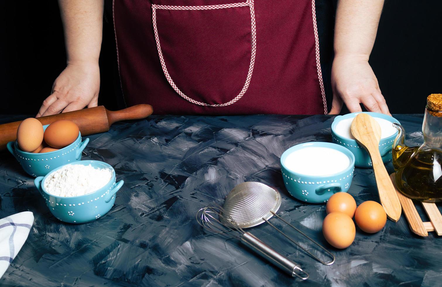 pessoa em um balcão com ingredientes de panificação foto