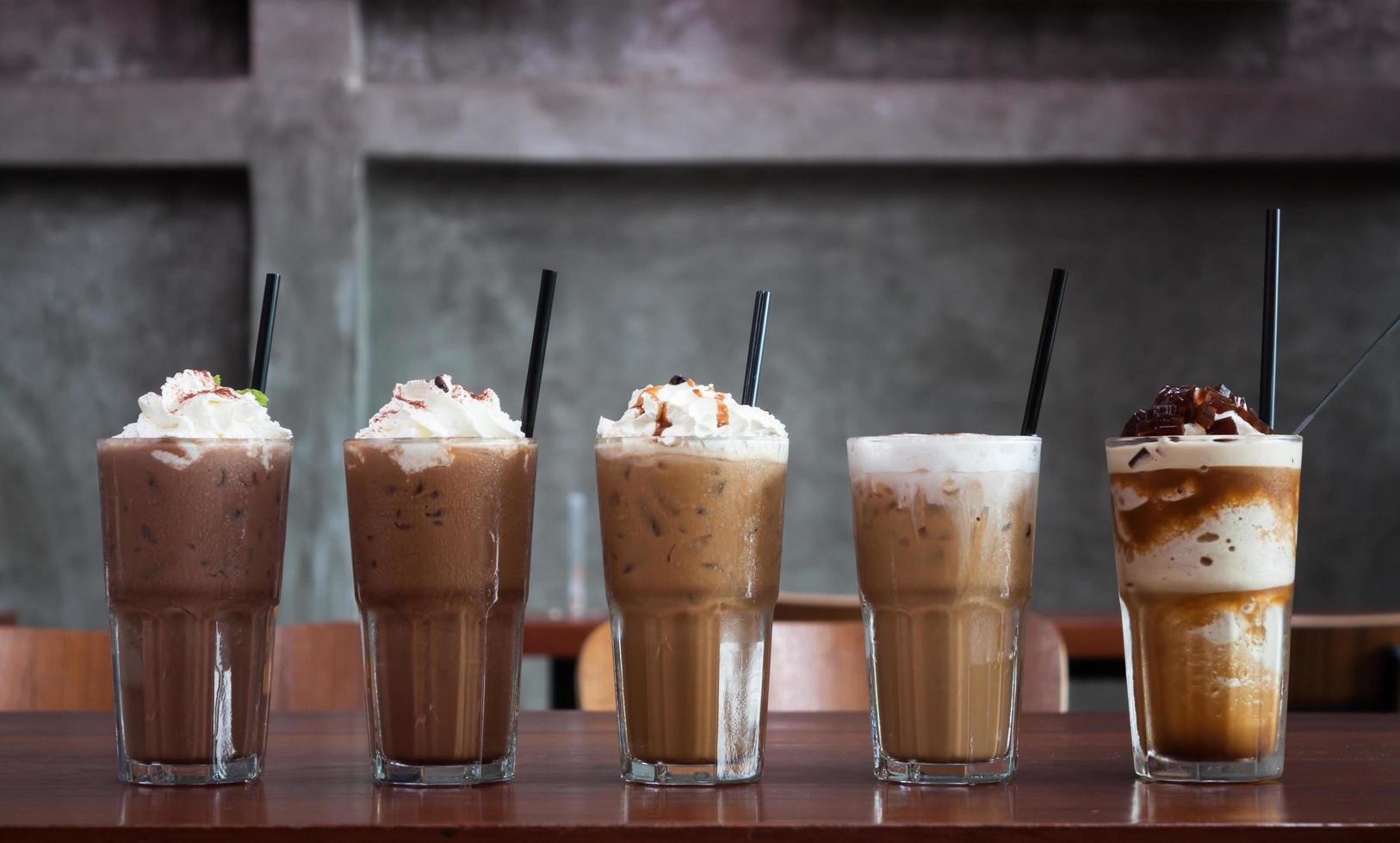 fila de cafés gelados foto