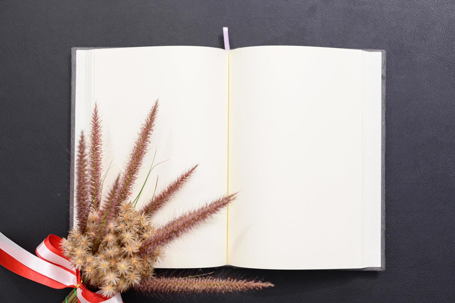 caderno em branco na mesa foto