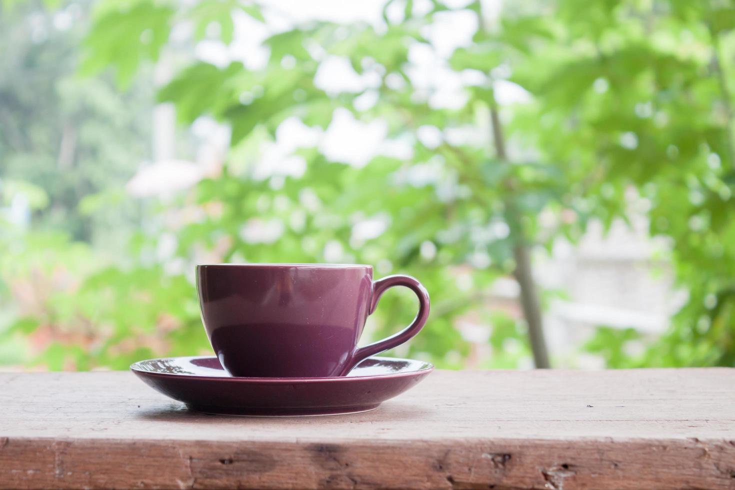 xícara de café roxa em uma mesa foto