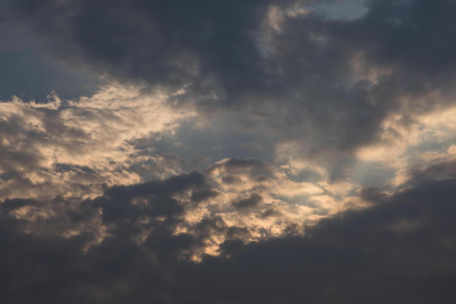 o céu e as nuvens ao pôr do sol foto