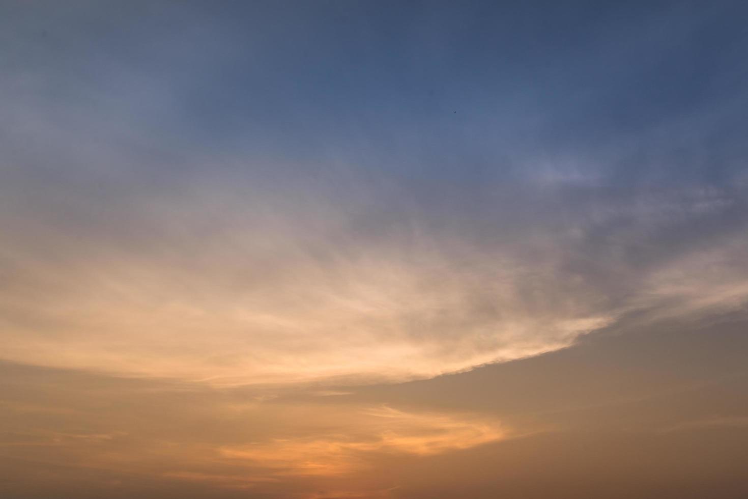 o céu e as nuvens ao pôr do sol foto